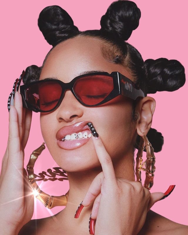 Pose strass rond Swarovski sur canine — Laura, cliente JUX Studio Bordeaux